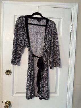 Marilyn Monroe Black & Pink Floral Tie-Waist Robe